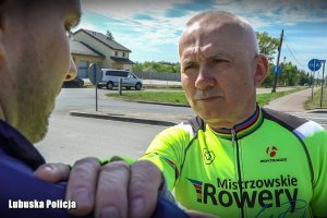Lech Piasecki rozmawia z rowerzystą