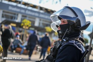 policjanci zabezpieczają derby żużlowe