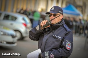 Zastępca Komendanta Miejskiego Policji w Gorzowie podaje komunikat przez stację