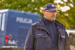 policjant zabezpieczający derby żużlowe