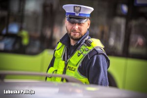 Policjant podczas zabezpieczenia żużlowych derbów.