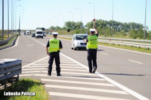 Policjanci na drodze ekspresowej S3.