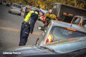policjant pomaga kierowcy
