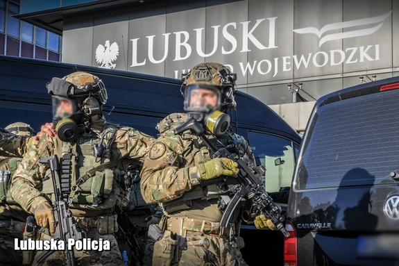 kontrterroryści przed Lubuskim Urzędem Wojewódzkim w Gorzowie