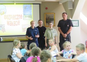 Policja, Straż Pożarna i Straż Leśna rozmawiają z dziećmi na temat bezpiecznych wakacji w Nadleśnictwie Kłodawa.