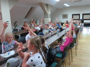 Rozmowy z dziećmi na temat bezpiecznych wakacji w Nadleśnictwie Kłodawa.