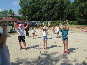 Zabawy dzieci w Nadleśnictwie Kłodawa w ramach przygotowań do bezpiecznych wakacji
