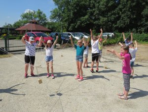 Zabawy dzieci w Nadleśnictwie Kłodawa w ramach przygotowań do bezpiecznych wakacji