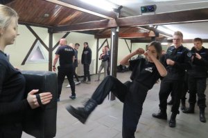 Ćwiczenia praktyczne klas policyjnych z policjantem Komendy Miejskiej Policji w Gorzowie Wlkp.