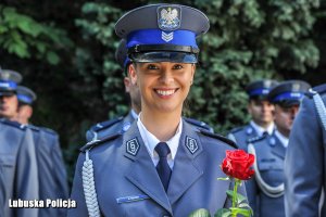 policjantka z kwiatem