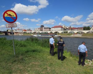 policjantka wspólnie ze strażą miejską kontroluje okolice rzeki Warty