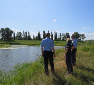 Policjantka wraz ze Strażnikami Miejskimi kontroluje kanał Ulgi