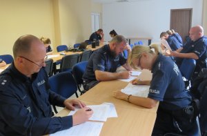 Uczestnicy rozwiązujący test będący I etapem Konkursu dla Policjantów - Oskarżycieli Publicznych w Komendzie Miejskiej Policji w Gorzowie Wlkp. w dniu 16 września 2019 roku.