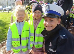Policjantka z dziećmi