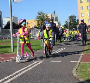 Dzieci jeżdżą na rowerkach