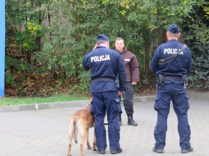 Pokaz policjantów z psem podczas czynności legitymowania