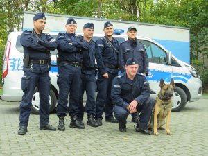 Policjanci -opiekunowie psów służbowych.