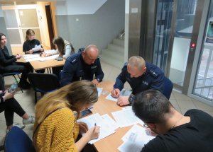Policjanci i uczniowie gorzowskich szkół średnich wypełniają formularze i ankiety  podczas akcji honorowego oddawania krwi i rejestracji dawców szpiku w Komendzie Miejskiej Policji w Gorzowie Wlkp.