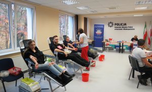 Policjanci i uczniowie gorzowskich szkół średnich podczas akcji honorowego oddawania krwi i rejestracji dawców szpiku w Komendzie Miejskiej Policji w Gorzowie Wlkp.