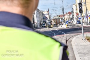 policjant, w oddali tramwaj