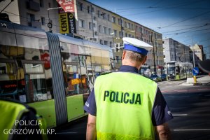 policjant obserwuje ruch tramwajów