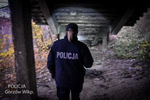 policjantka sprawdza teren pod schodami