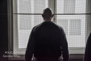 zatrzymany mężczyzna stoi w celi